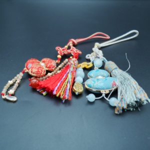 Colgante de Aleación de Piedra Natural con Diseño de Calabaza y Brocado Étnico Chino, Amuleto de la Suerte para Coche y Decoración del Hogar - Product Image 1
