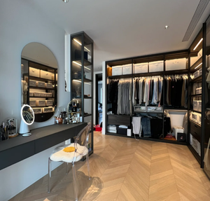 Dressing ouvert de luxe entièrement personnalisé, avec portes en verre, éclairage LED et design sur mesure haut de gamme. - Product Image 2