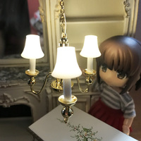 Mini lampe pour maison de poupée 1:12, mini-luminaire LED moderne et simple pour scène OB11, lustre à trois têtes avec abat-jour blanc, fonctionne et éclaire
