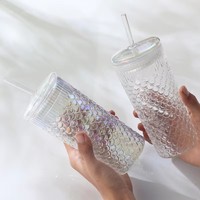 Gobelet en verre texturé effet écailles de poisson transparent moderne tendance de 700 ml avec couvercle et paille, compatible lave-vaisselle, pour café glacé et thé aux fruits