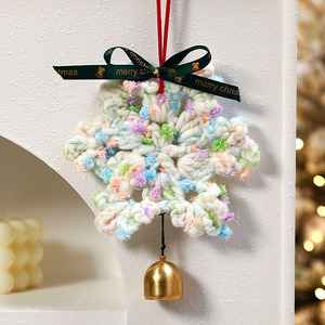 Adorno de copo de nieve de ganchillo hecho a mano con campana, decoración colgante para árbol de Navidad, colgante para coche, regalo de Navidad - Product Image 6