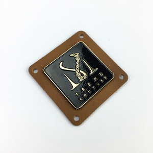 Moda personalizada ropa Denim etiqueta Logotipo de Metal en relieve PU <span class=keywords><strong>pantalones</strong></span> de cuero parche - Product Image 1