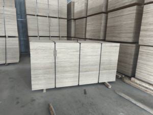 Contrachapado de buena calidad con núcleo de madera dura y chapa de abedul para construcción y muebles, superficie lisa sin delaminación, de fábrica en Vietnam. - Product Image 3