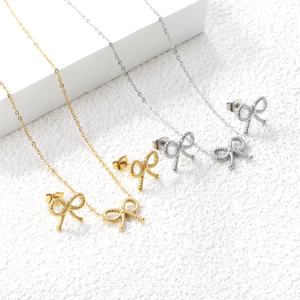 Conjunto de Joyería de Acero Inoxidable con Baño de Oro PVD de 18k, Diseño de Lazo y Mariposa, Collar y Aretes para Mujer, Venta al Por Mayor - Product Image 3