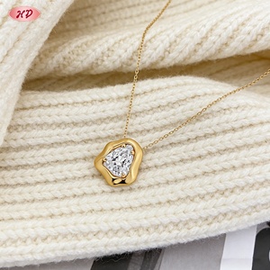 สร้อยคอจี้เพชรซิร์โคเนียทรงไม่สมมาตรชุบทอง 18K จาก Hengdian Jewelry สำหรับผู้หญิง ขายส่ง - Product Image 5