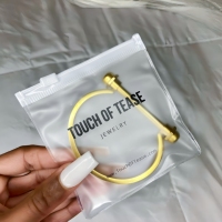 Vente en gros de pochettes zippées en PVC transparent givré personnalisées, imperméables, pour l'emballage de bijoux