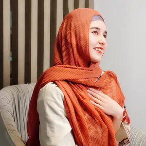 Commercio all'ingrosso islamico di colore solido poliestere voile hijabs plaid per capelli sciarpa grinkle perline nappine scialli per donne alla moda