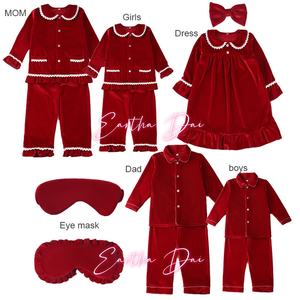 Set di pigiami in velluto rosso per la famiglia con maschera per gli occhi - Product Image 1