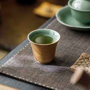 Tasse Maîtresse Guanlan Yue Kiln en Céladon Sculpté Effet Ombre, Tasse Traditionnelle Chinoise pour Dégustation de Thé, Tasse Individuelle en Porcelaine Céramique - Product Image 4