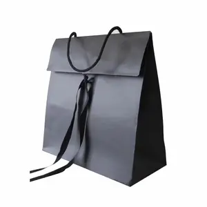أكياس فاخرة سوداء بشعار مخصص مع مقبض معاد تدويرها صغيرة للبيع بالتجزئة