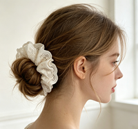 Chouchou à cheveux romantique en dentelle double couche, imprimé floral délicat à l'intérieur, bord festonné, élastique, style bohème vintage, ornement capillaire