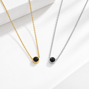 Collier pendentif rond noir en acier inoxydable et acrylique, plaqué or 14 carats sous vide, variantes or et argent - Product Image 1