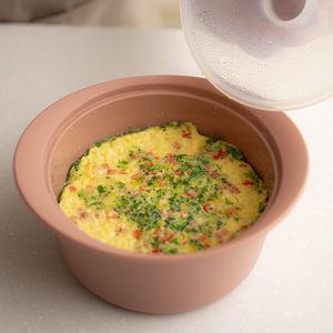 Casserole en silicone résistante au lave-vaisselle et au micro-ondes avec couvercle et poignée, bol vapeur 100% alimentaire - Product Image 2