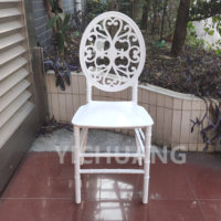Silla de plástico blanco de boda moderna barata al aire libre con cojín