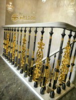 Rampe d'escalier de villa Copper Mansion, style luxe léger, moderne et minimaliste, avec colonnes en alliage aluminium-magnésium, haut de gamme, pour intérieur et milieu rural