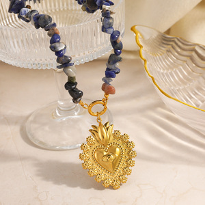 Collar de acero inoxidable con colgante de corazón de piedra natural y diseño de ojo turco para viajes y uso diario. - Product Image 3