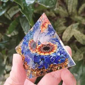 Ornement pyramidal en résine avec pierres de cristal, cadeau de décoration pour la maison avec Lapis Lazuli et boule de cristal blanc pour présentation sur bureau - Product Image 3