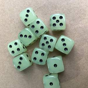 Dado Acrílico Verde de 14 mm con Esquinas Cuadradas Negras y Logotipo Personalizado, Juguete para Juegos - Product Image 2