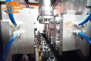 Máquina de Moldagem por Sopro de Plástico PET Linear Totalmente Automática de 2 Litros com 4 Cavidades - Product Image 4