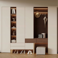 Meuble de rangement à chaussures combiné pratique et sur mesure, utilisant l'espace mural vertical pour l'entrée d'appartement, optimisant l'espace pour les chaussures