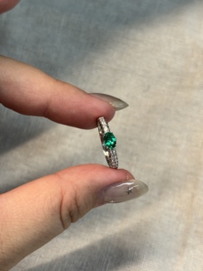 แหวนอัญมณีเพาะเลี้ยง 18K จาก UM jewelry เหมาะสำหรับสวมใส่ทุกวัน งานแต่งงาน งานหมั้น และเป็นของขวัญในงานฉลองครบรอบ - Product Image 4