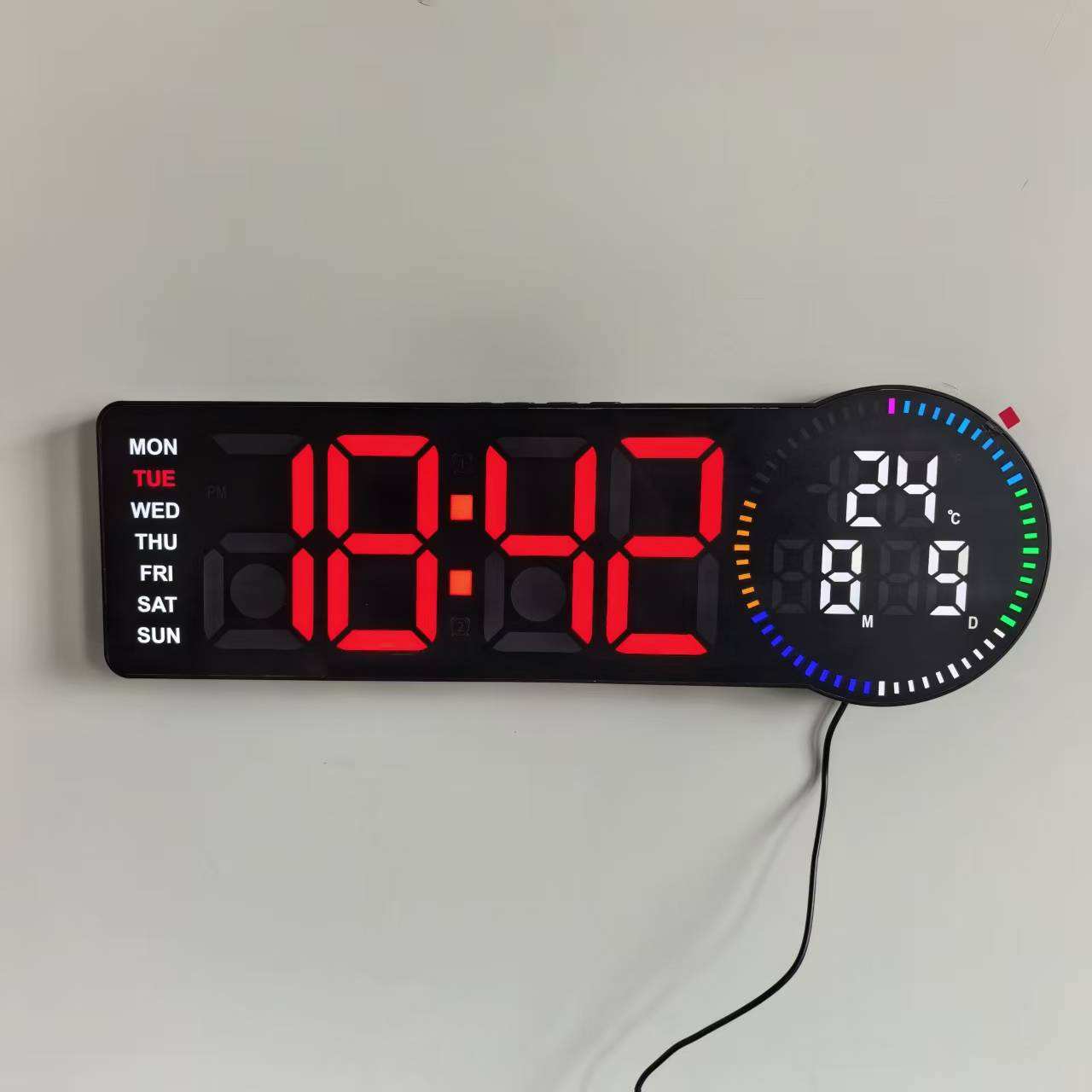 Carcasa negra con luz roja.