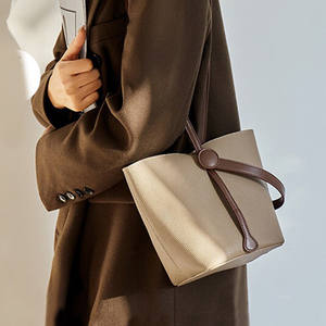 Vente directe d'usine sac seau simple en couleurs brun clair et brun foncé avec texture litchi - Product Image 4