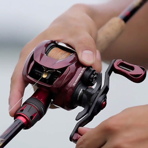 Moulinet de pêche Daiwa Salamander Sv Tw 1000S en alliage de magnésium, pour droitier - Product Image 1