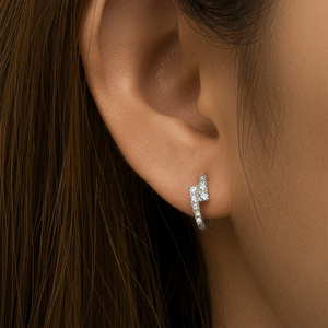 CANNER Venta al por mayor Pendientes de aro tipo huggie de plata de ley 925, de moda, sencillos, con circonita de una sola fila y diseño de onda cruzada de doble cara - Product Image 6