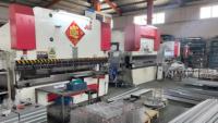 Boîtier en acier noir mat thermolaqué, rails de support en aluminium pliés avec précision, base ventilée pour contrôle industriel