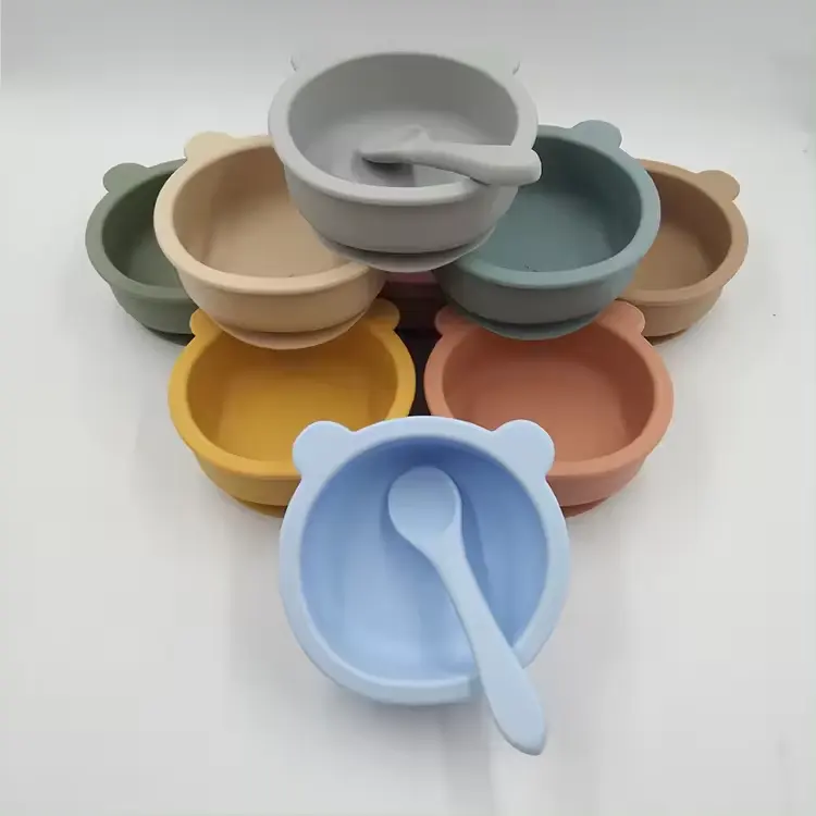 Nuevo diseño Lindo juego de cucharas de silicona ecológico sin BPA tazón de arroz para bebés patrón de oso tazón de succión