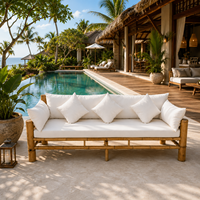 Sofa Daybed Bambu Ramah Lingkungan untuk Luar Ruangan dengan Bantal Berkualitas Tinggi Tahan Cuaca Untuk Hotel, Resor, Vila, Klub Pantai