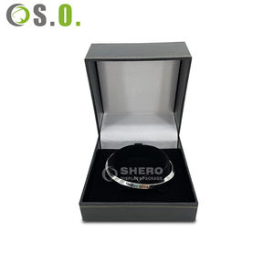 กล่องใส่เครื่องประดับสี่เหลี่ยมหนัง PU สีแดงร้อนแรง ขายดี กล่องกระดาษแข็งพิมพ์โลโก้ตามสั่ง สำหรับแหวนแต่งงาน ต่างหู และเครื่องประดับอื่นๆ - Product Image 4