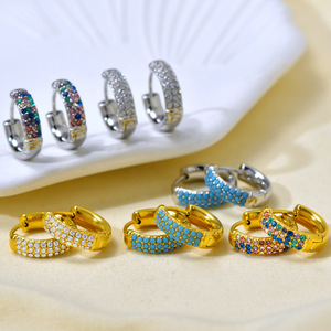 Boucles d'oreilles créoles Huggie multirangées pavées de zircone cubique colorées pour femmes |   Acier inoxydable plaqué or 18 carats PVD, étanche, hypoallergénique et durable - Product Image 3