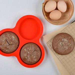 Moule à pâtisserie en silicone antiadhésif sans BPA, certifié LFGB, pour la fabrication de galettes de hamburger rondes à 3 cavités, fabriqué par MUYULINS. - Product Image 2