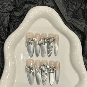 เล็บปลอมสีเงินเข้มทรงอัลมอนด์ขนาดกลางแบบครึ่งเล็บ  ตกแต่งด้วยสีเงินทอง  งานแฮนด์เมด  ติดกาว  ได้รับการรับรองมาตรฐาน CE - Product Image 3