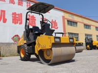 Compacteur routier haute performance 3 tonnes, moteur diesel 36 CV 27 kW pour la base de station de biogaz et le renforcement des bords de canaux d'irrigation