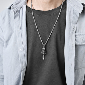 Collar gótico retro con cabeza de león y espada corta de acero de titanio para hombre, una cadena única para su suéter, disponible para dropshipping. - Product Image 3