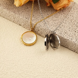 Collier pendentif magnétique tendance en acier inoxydable plaqué or, style bouddhiste, forme papillon carré, coquille naturelle - Product Image 2