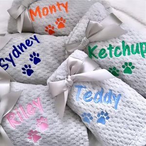 Manta de Franela Personalizada para Perro/Gato, Mantas Personalizadas con Nombre, Texto/Icono Bordado, Mantas para Cama, Regalos para Amantes de Mascotas - Product Image 2