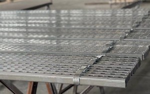 Perfil en U Personalizado para Electricidad y Fotovoltaica, Ranurado, Material ASTM Q235/SS304/SS316 para Ingeniería Arquitectónica - Product Image 2