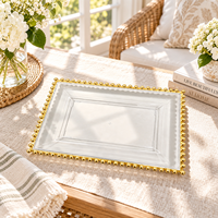Assiette de présentation rectangulaire élégante en plastique transparent avec bordure dorée perlée, texture luxueuse, pour la décoration de table de mariage ou de banquet