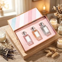 Boîte d'emballage rigide en papier personnalisée de luxe avec logo personnalisé sur le couvercle et inserts en carton pour parfum féminin
