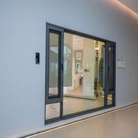 Fenêtre moderne à ouverture oscillo-battante avec cadre en aluminium, offrant une ventilation par ouverture intérieure et une ouverture complète pour un nettoyage facile