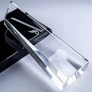 جائزة الموظف المتميز K9 المخصصة من الكريستال الزجاجي الأبيض بجزء شفاف ومنقوش عليه شعار مخصص مناسبة كهدية للموظف المميز