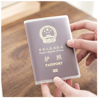 Vente en gros de logo personnalisé étanche en plastique pour voyage en famille transparent transparent transparent porte-passeport en pvc