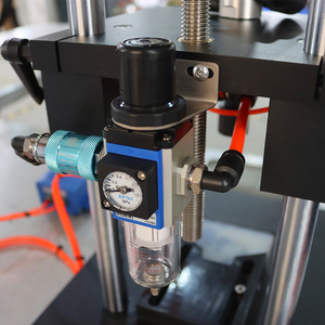 Machine manuelle de sertissage de bouteilles en verre de parfum Capsuleuse et presse <span class=keywords><strong>à</strong></span> collier Emballage Pulvérisateur aérosol Sertisseuse Équipement de pressage de capsulage - Product Image 6