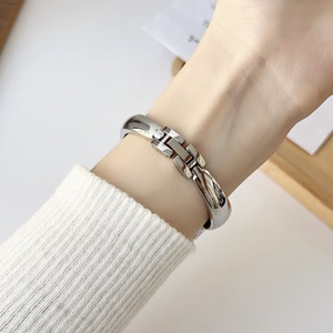 Pulsera de Metal con palabra en T, correa de reloj de Metal de pieza curva para Apple Watch 7 8 9 10 41/42/44/45mm, pulsera para Iwatch, correa de reloj de Metal - Product Image 5