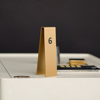 Numéro de table contemporain en acier inoxydable sur mesure, finition dorée électrolytique double face, option noire