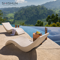Chaise longue de plage en rotin moderne de luxe pour l'extérieur, idéale pour le bord de la piscine, la terrasse, le jardin, le balcon, la villa, le resort, pour se détendre au soleil